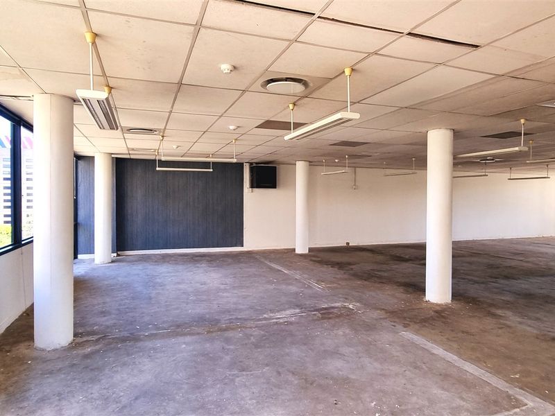 Freestanding building in Woodmead North Office Park - Photo 10