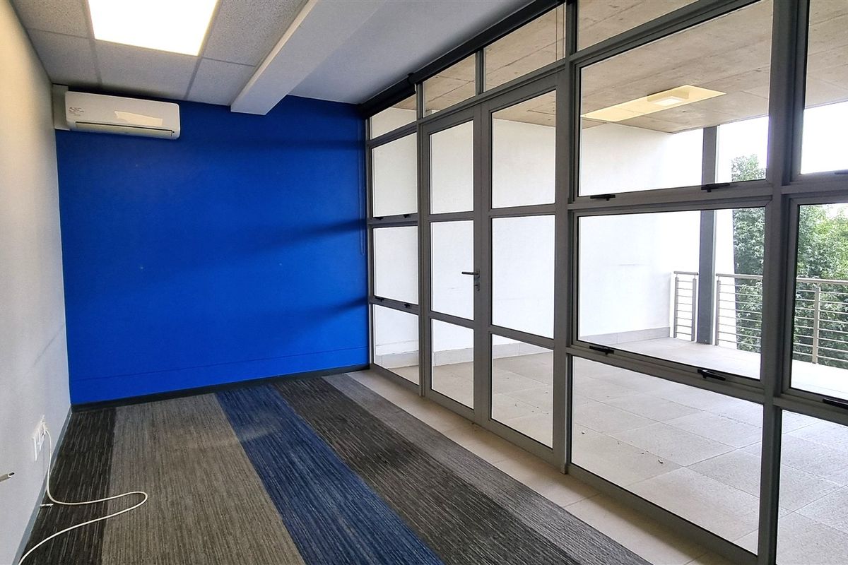 Office space to let in SOLEIL building Lyme Park - Photo 4