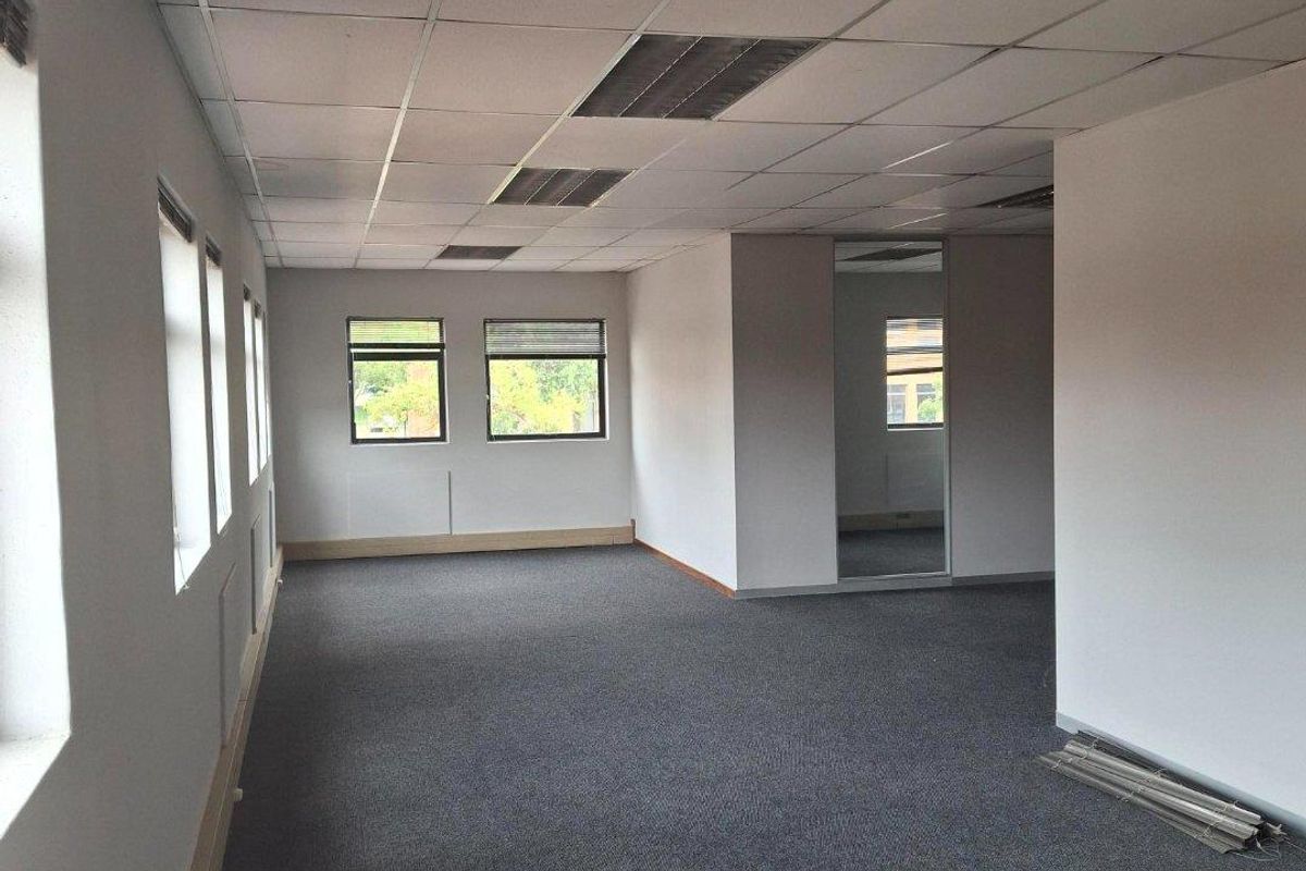 GRADE A OFFICE SPACE IN FAERIE GLEN - BACK UP POWER AND 24/7 SECURITY - Photo 2