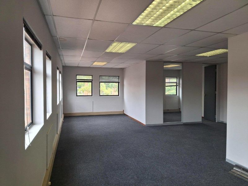 GRADE A OFFICE SPACE IN FAERIE GLEN - BACK UP POWER AND 24/7 SECURITY - Photo 4