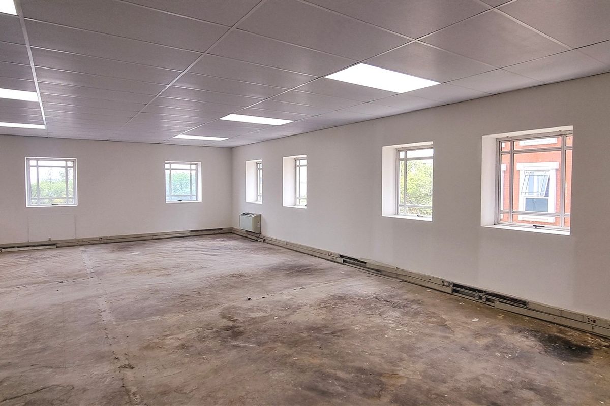 Office space to let in Bradenham Hall - Photo 3
