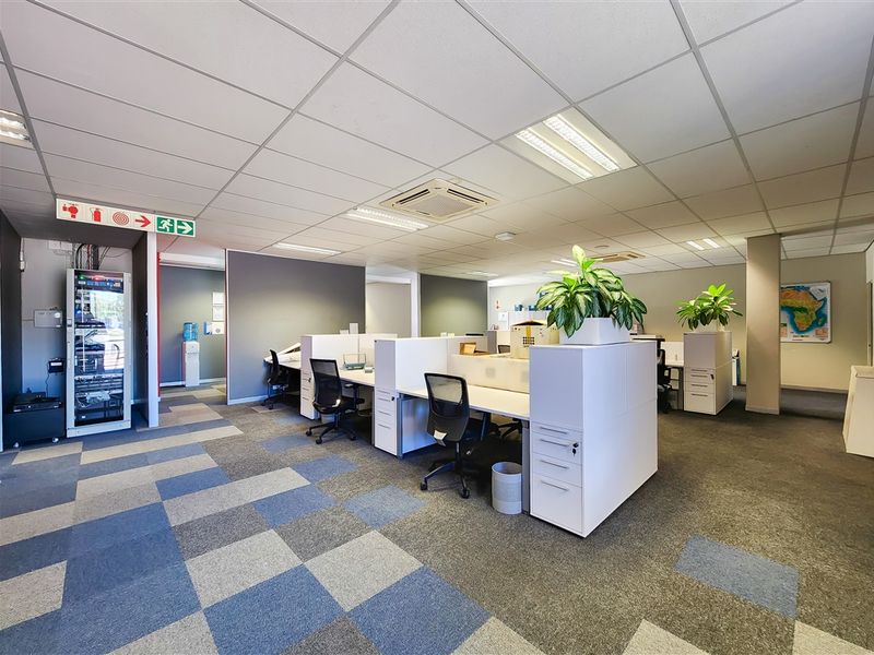 Open Plan Office to Let in Cedar Tree Office Park - Photo 7