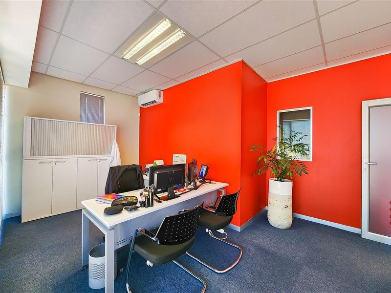 Open Plan Office to Let in Cedar Tree Office Park - Photo 10