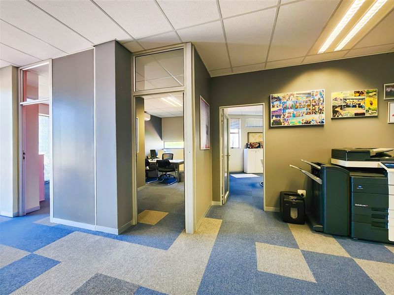 Open Plan Office to Let in Cedar Tree Office Park - Photo 9