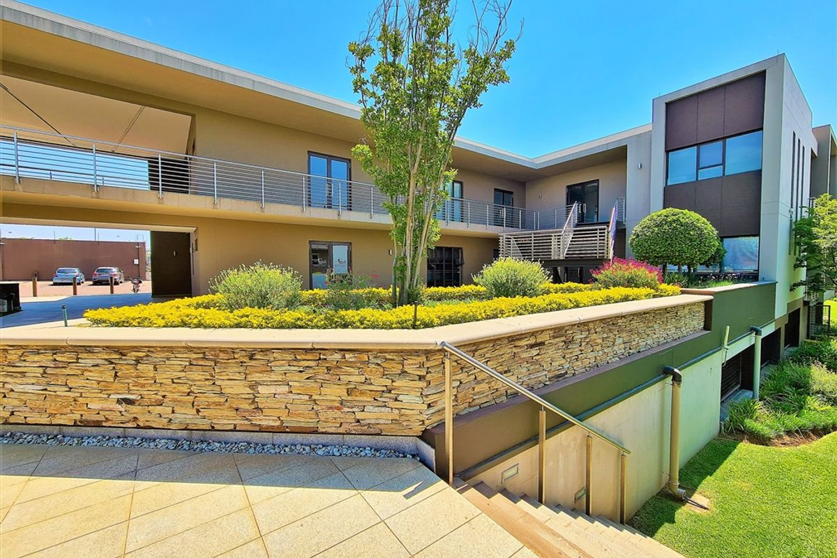 Open Plan Office to Let in Cedar Tree Office Park - Photo 2