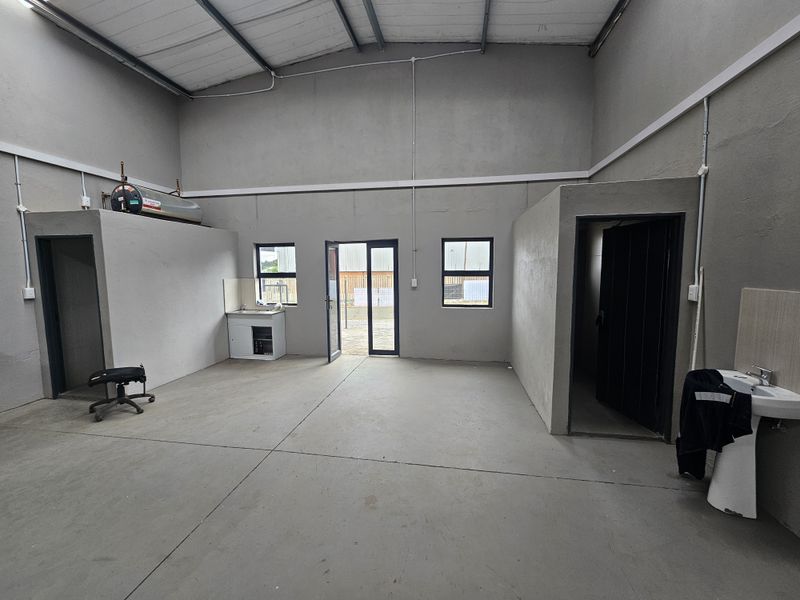Small warehouse/storage to let in Hennopspark Industrial - Centurion - Photo 5