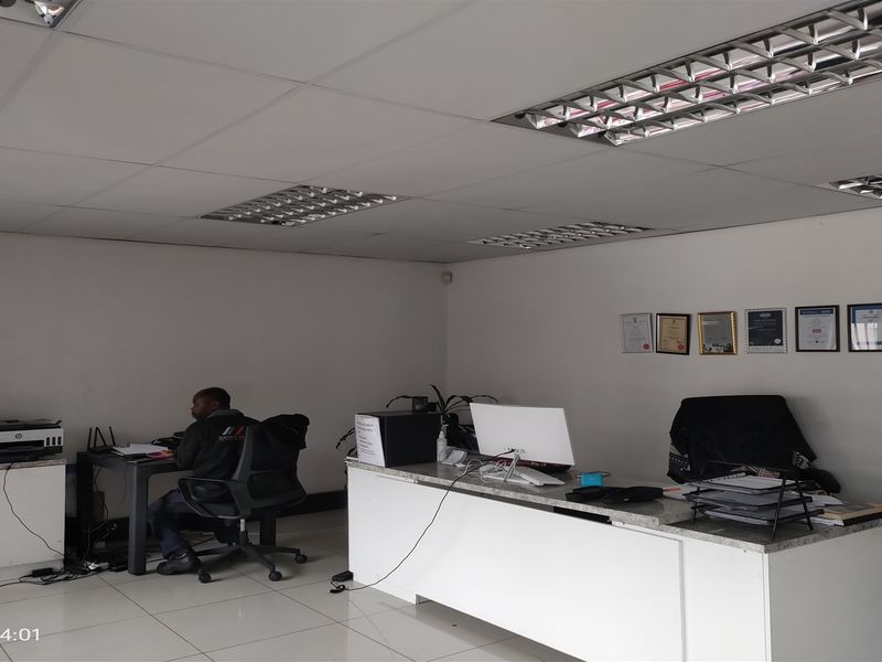 424m2  Warehouse  - FOR SALE R3 943 200 plus vat - Photo 8