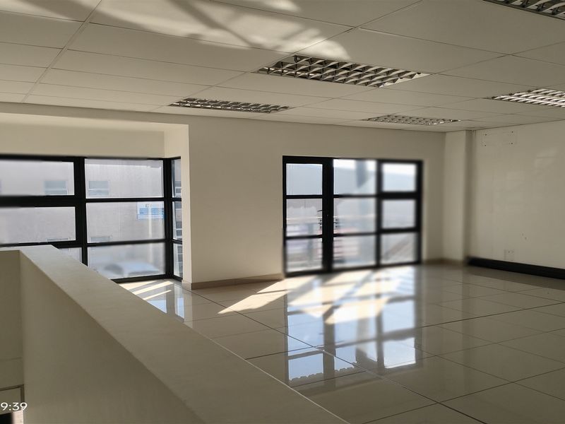 424m2  Warehouse  - FOR SALE R3 943 200 plus vat - Photo 6