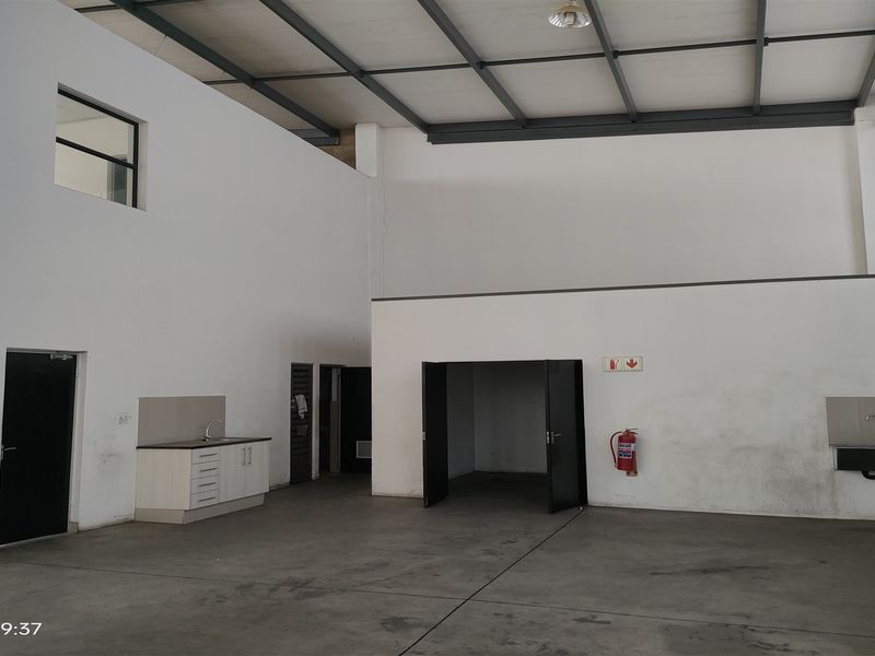424m2  Warehouse  - FOR SALE R3 943 200 plus vat - Photo 10