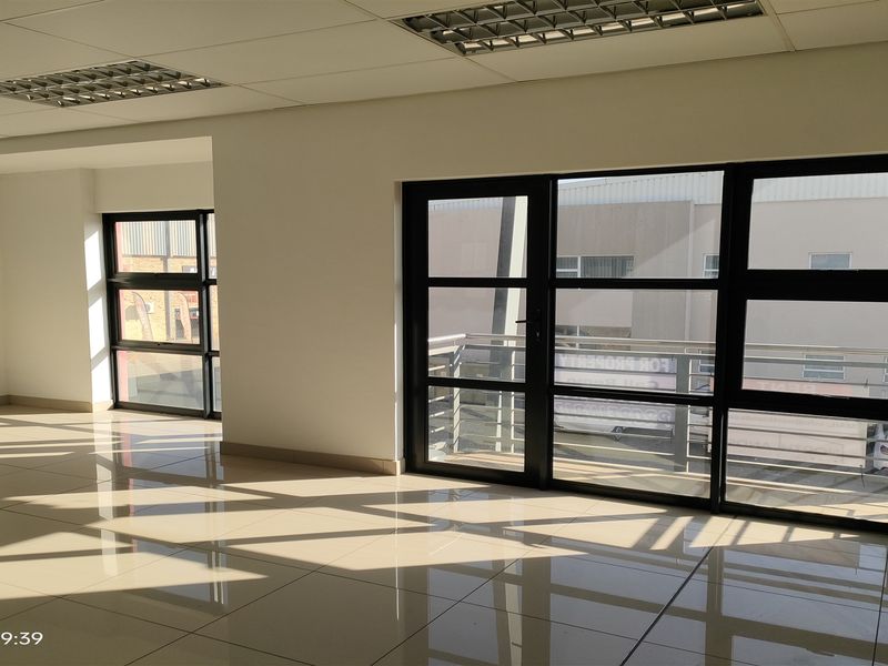 424m2  Warehouse  - FOR SALE R3 943 200 plus vat - Photo 7