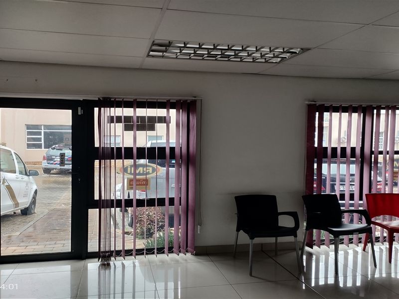 424m2  Warehouse  - FOR SALE R3 943 200 plus vat - Photo 3