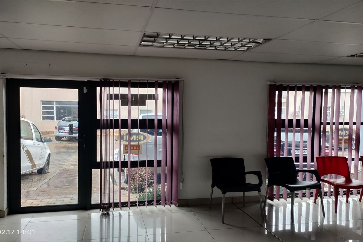 424m2  Warehouse  - FOR SALE R3 943 200 plus vat - Photo 3