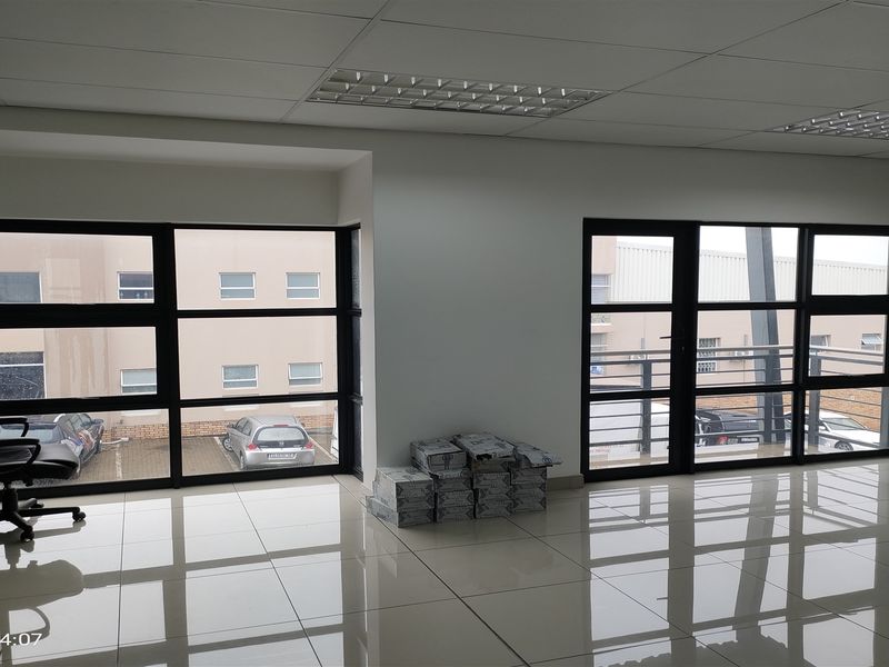 424m2  Warehouse  - FOR SALE R3 943 200 plus vat - Photo 4