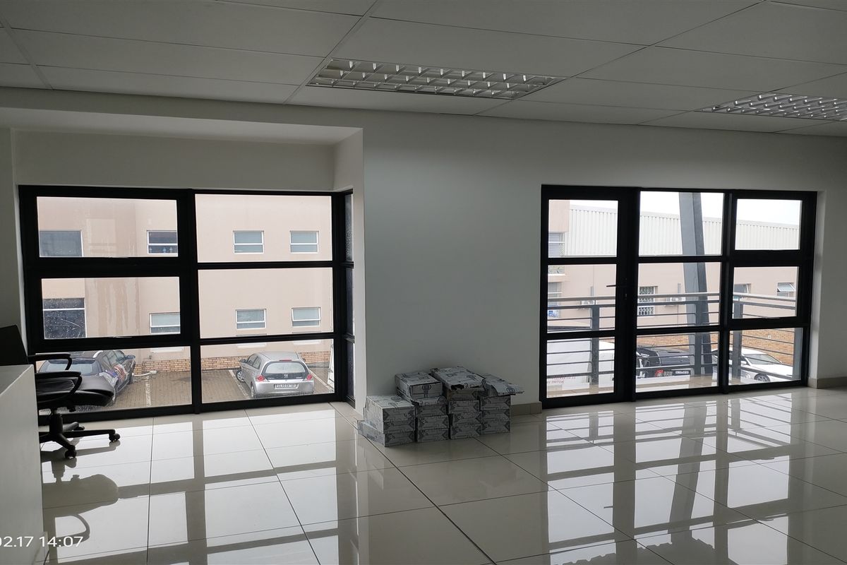 424m2  Warehouse  - FOR SALE R3 943 200 plus vat - Photo 4