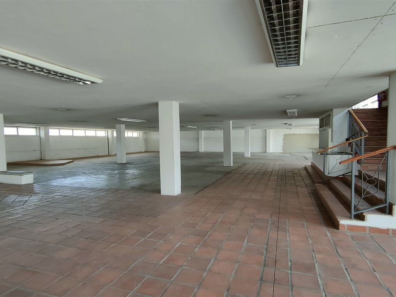 700m2  Warehouse  - TO LEASE - Photo 10