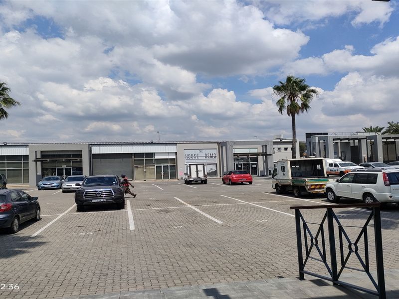 700m2  Warehouse  - TO LEASE - Photo 6