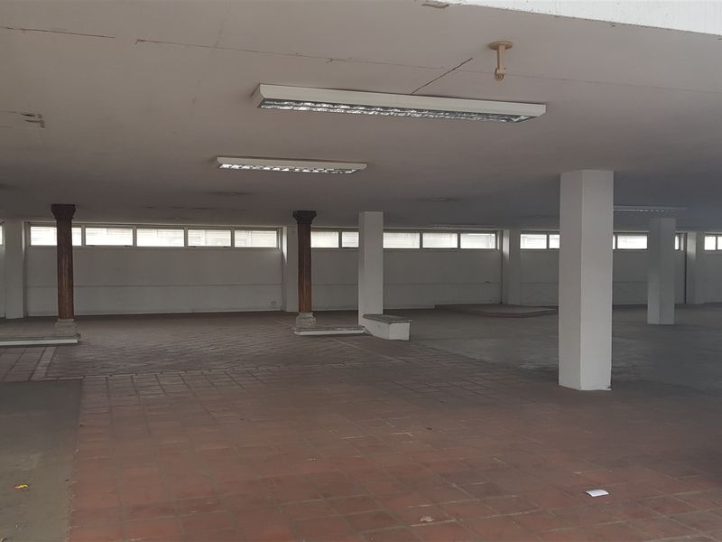 700m2  Warehouse  - TO LEASE - Photo 9