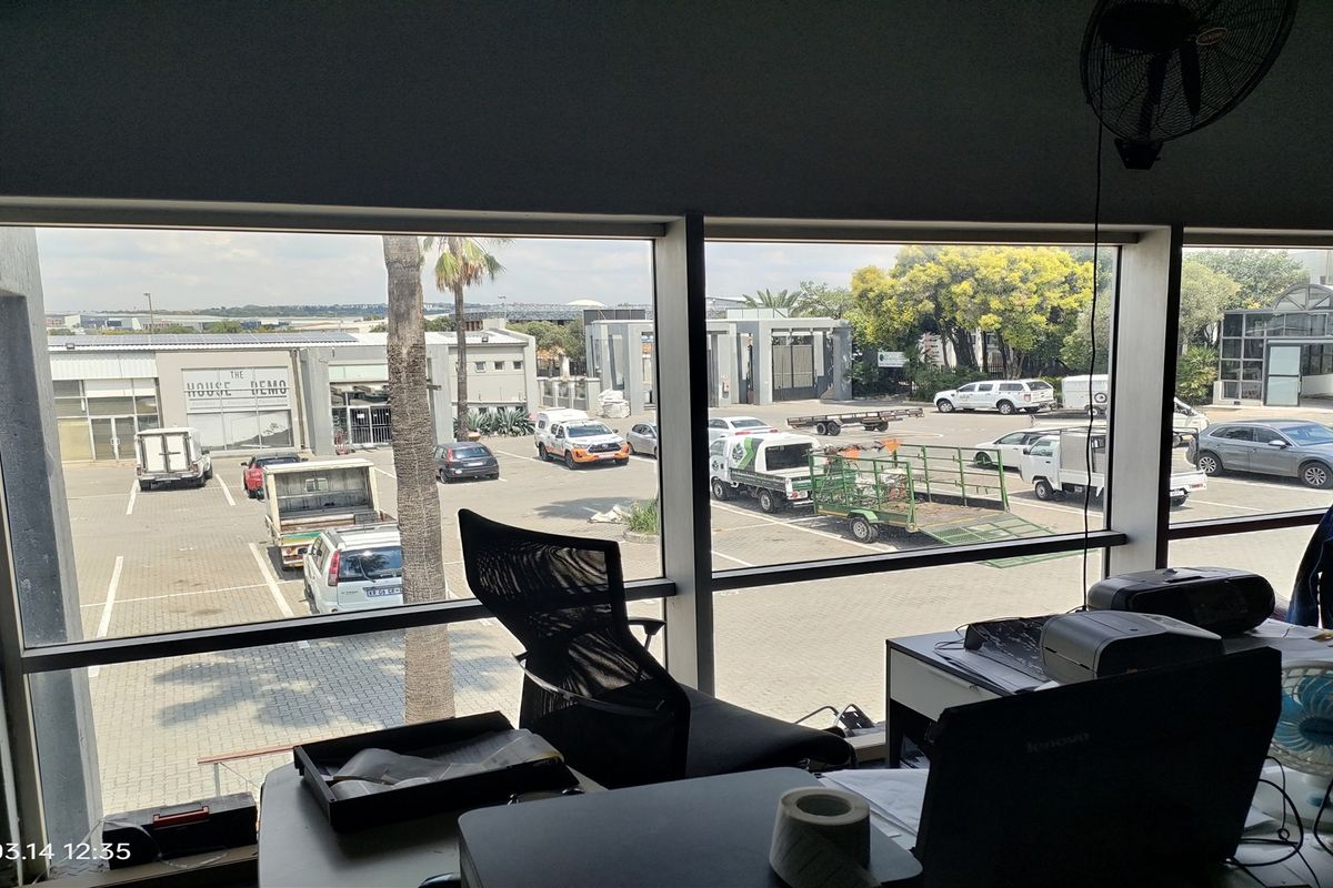 700m2  Warehouse  - TO LEASE - Photo 5