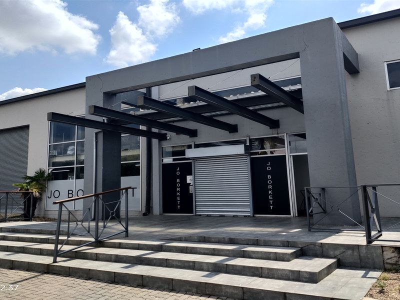 700m2  Warehouse  - TO LEASE - Photo 2