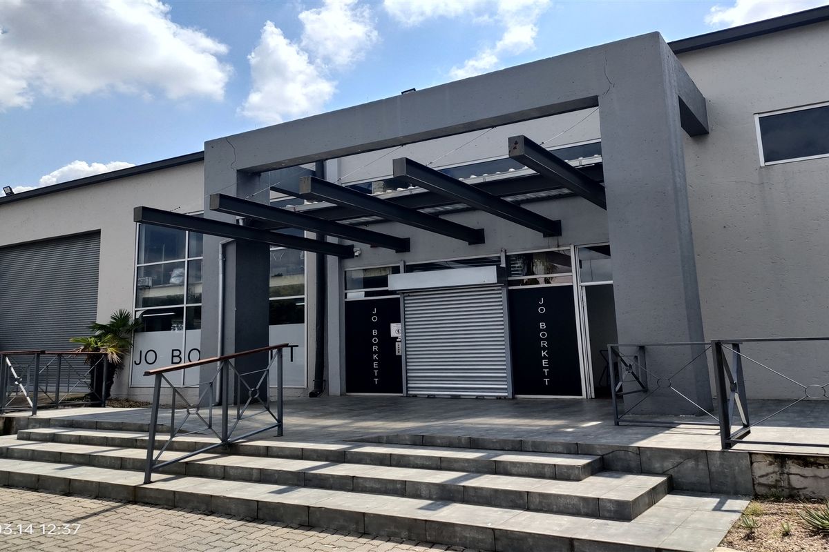 700m2  Warehouse  - TO LEASE - Photo 2