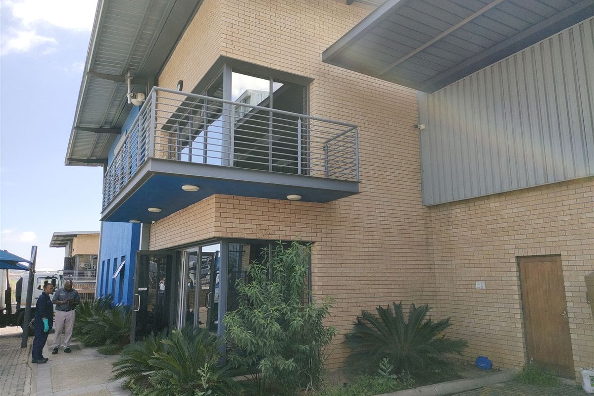 2358m2  Warehouse  - TO LEASE - Photo 2