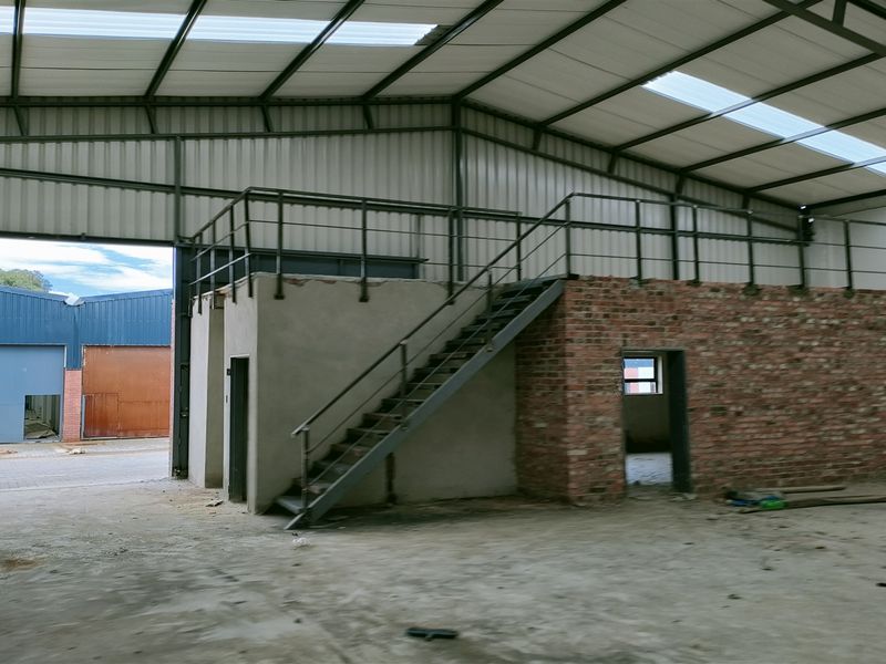 435m2  Warehouse  - TO LEASE - Photo 9