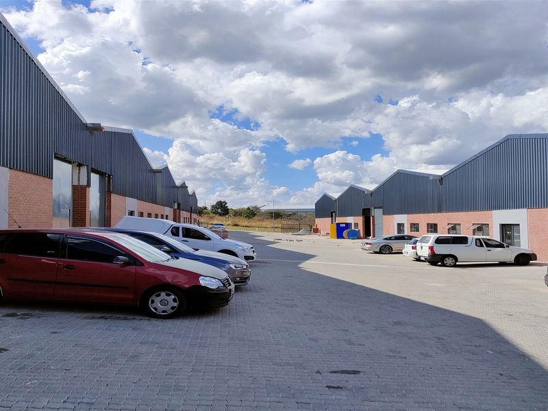 435m2  Warehouse  - TO LEASE - Photo 2