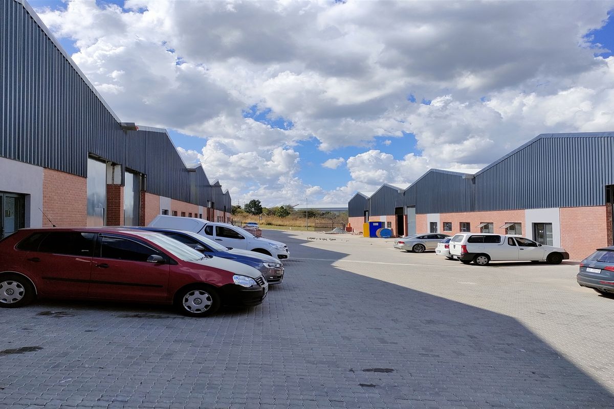 435m2  Warehouse  - TO LEASE - Photo 2