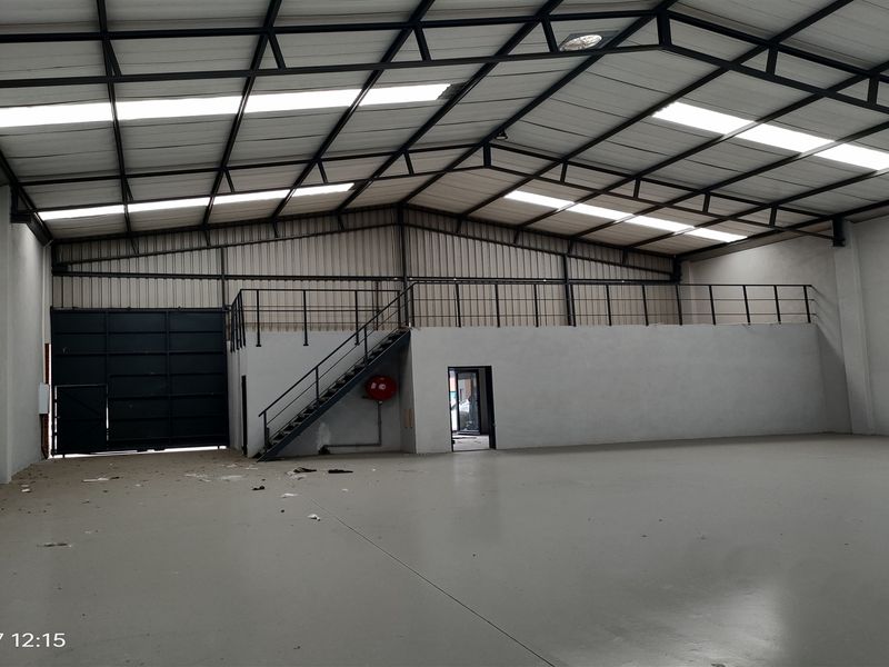 435m2  Warehouse  - TO LEASE - Photo 8
