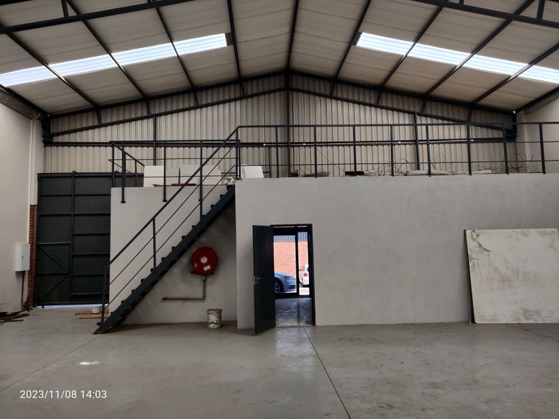 435m2  Warehouse  - TO LEASE - Photo 7