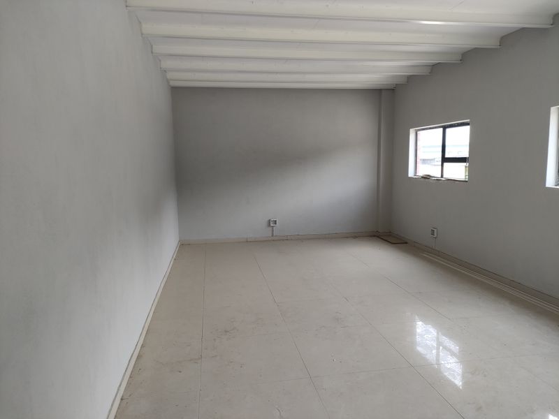435m2  Warehouse  - TO LEASE - Photo 6