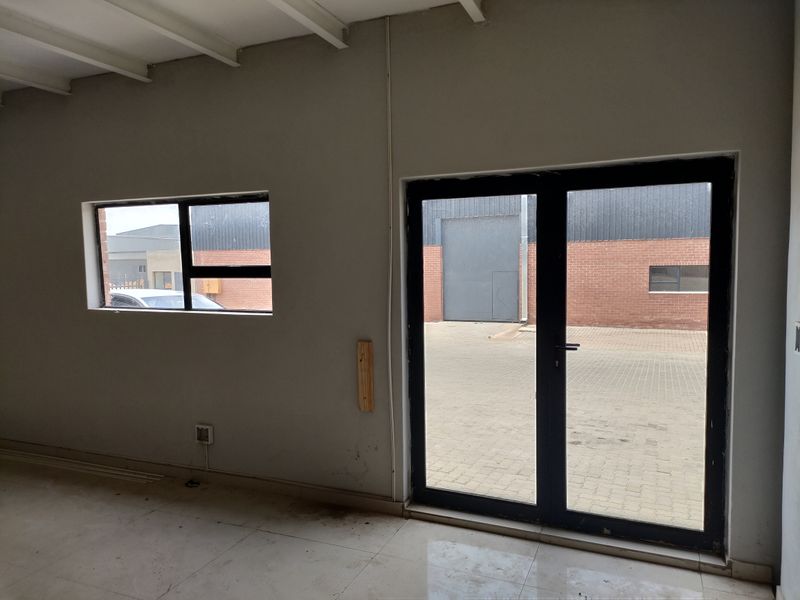 435m2  Warehouse  - TO LEASE - Photo 5