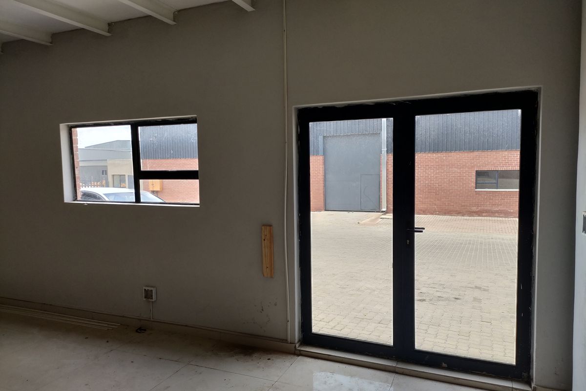 435m2  Warehouse  - TO LEASE - Photo 5