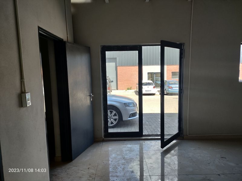 435m2  Warehouse  - TO LEASE - Photo 3