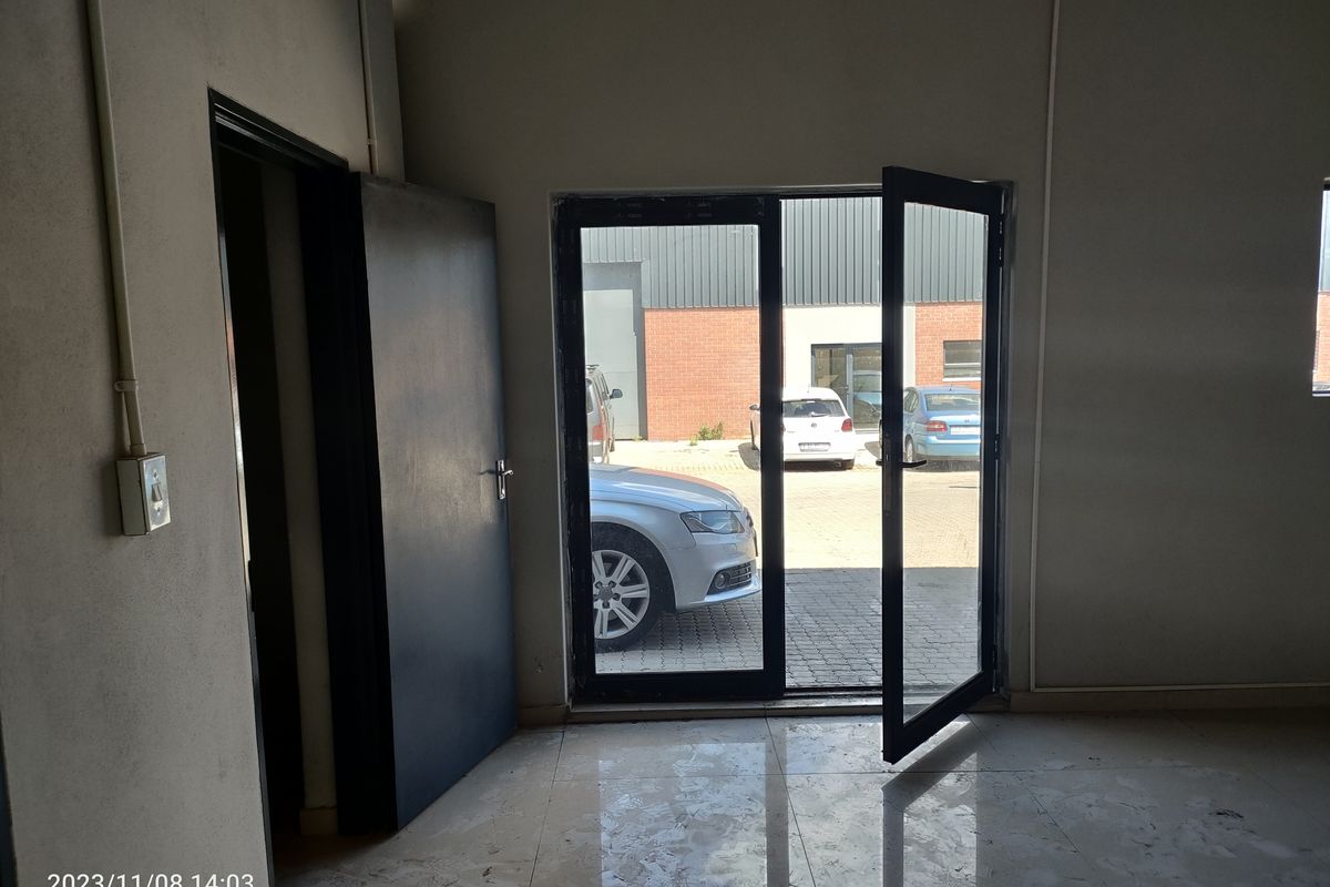 435m2  Warehouse  - TO LEASE - Photo 3