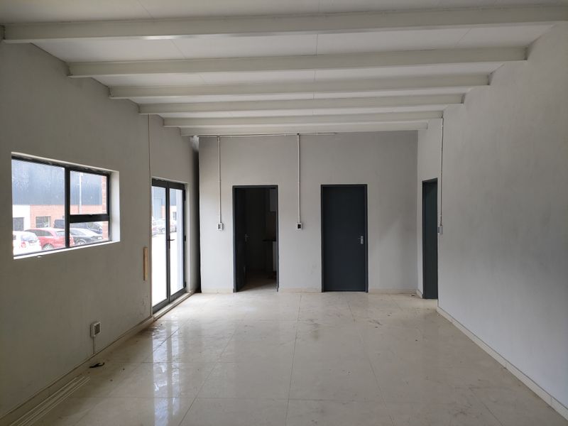 435m2  Warehouse  - TO LEASE - Photo 4