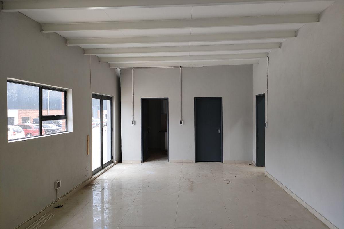 435m2  Warehouse  - TO LEASE - Photo 4