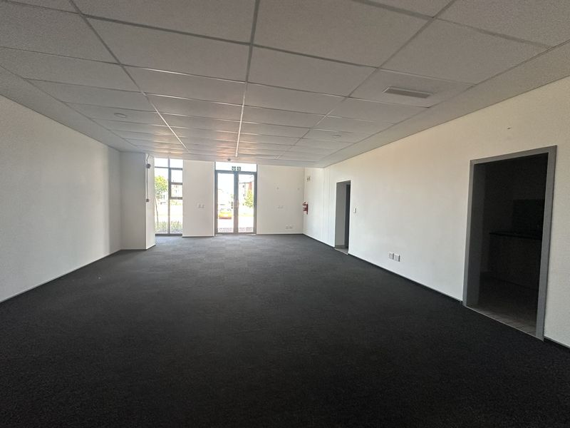 Rent direct! MODERN WAREHOUSE IN PRIME LOCATION – GUERNSEY BUSINESS PARK, IRENE, CENTURION - Photo 9