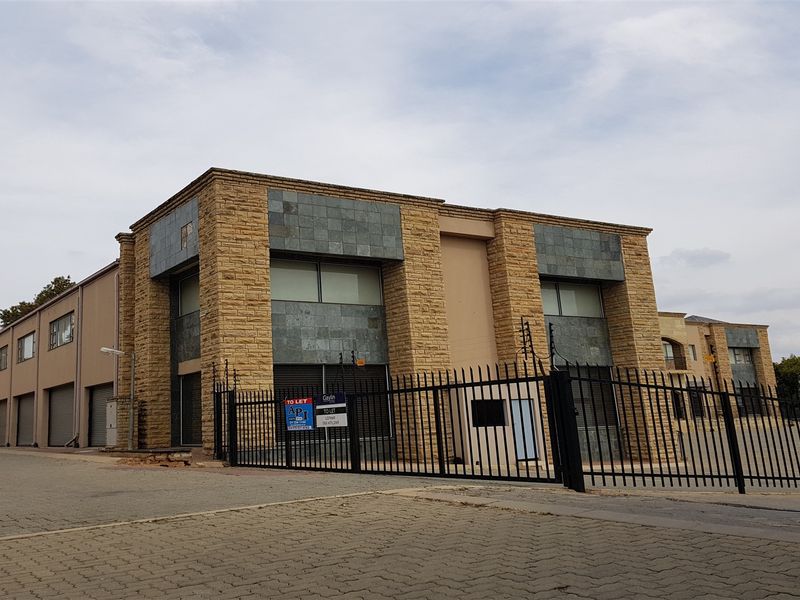 2618m2  Showroom, offices and Warehouse  - TO LEASE - Photo 5