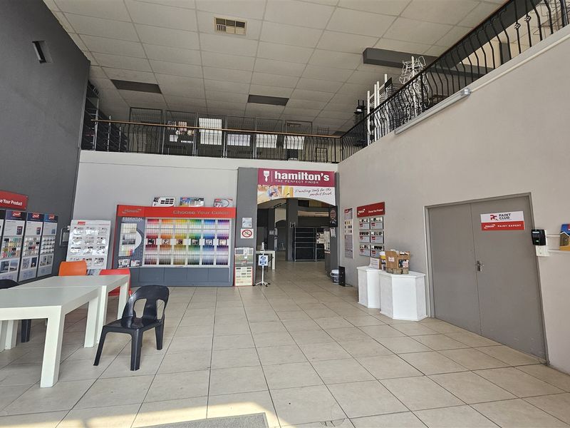 2618m2  Showroom, offices and Warehouse  - TO LEASE - Photo 9