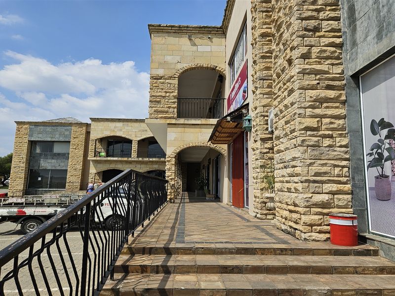 2618m2  Showroom, offices and Warehouse  - TO LEASE - Photo 3