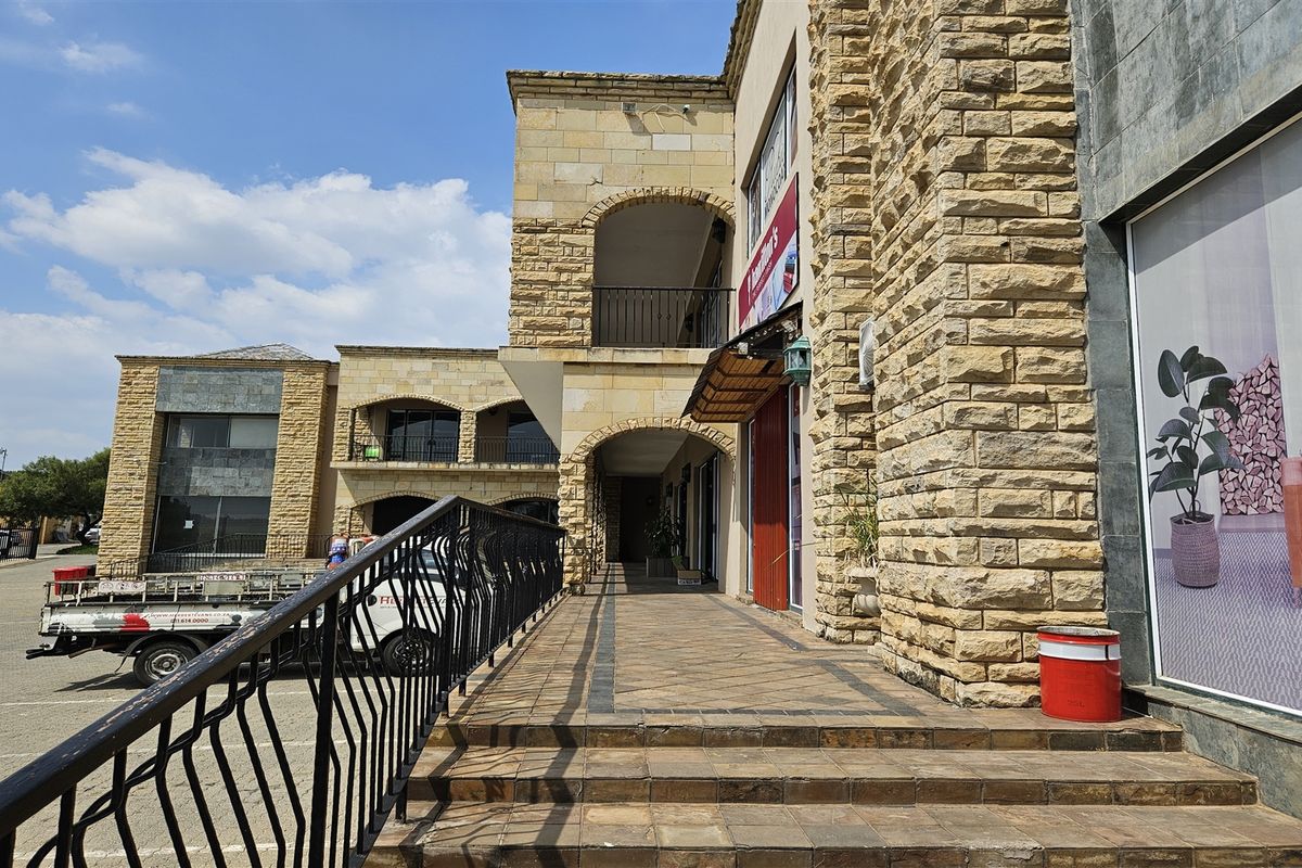 2618m2  Showroom, offices and Warehouse  - TO LEASE - Photo 3