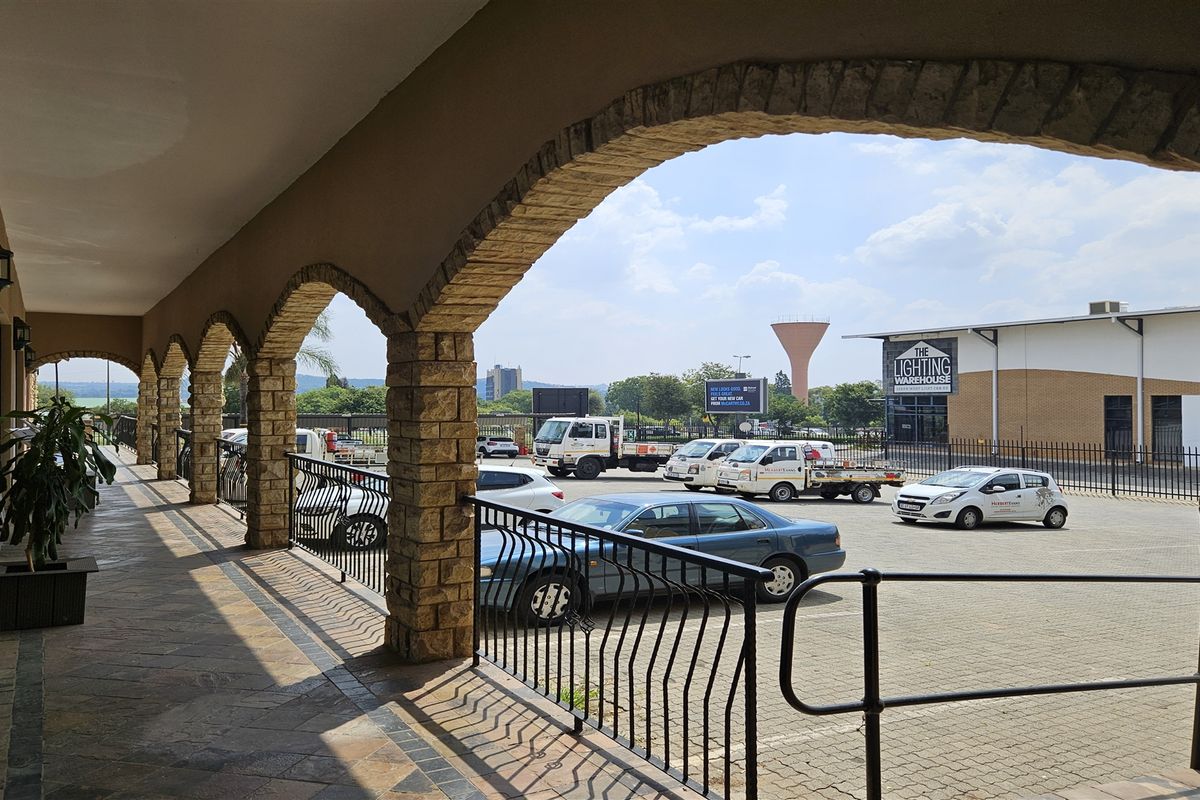 2618m2  Showroom, offices and Warehouse  - TO LEASE - Photo 2