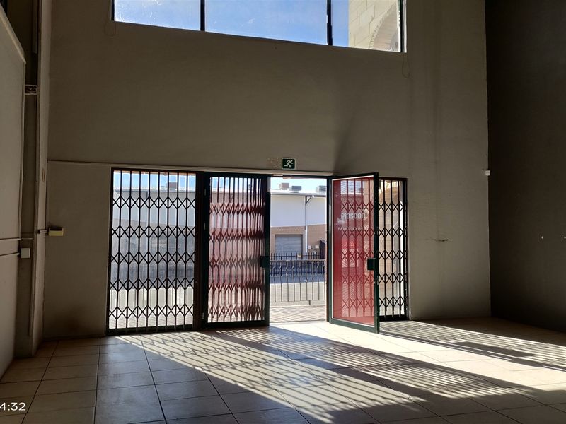 2618m2  Showroom, offices and Warehouse  - TO LEASE - Photo 8