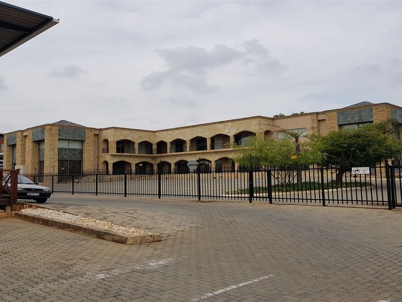 2618m2  Showroom, offices and Warehouse  - TO LEASE - Photo 7