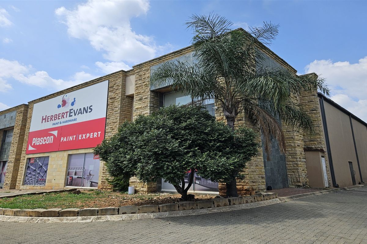 2618m2  Showroom, offices and Warehouse  - TO LEASE - Photo 4