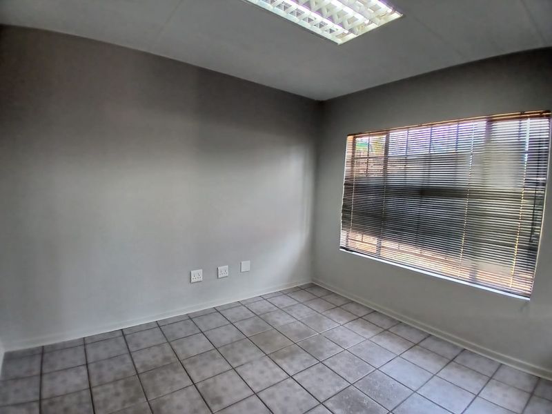 Modern, Low-Maintenance Warehouse/Workshop for Sale - Photo 6