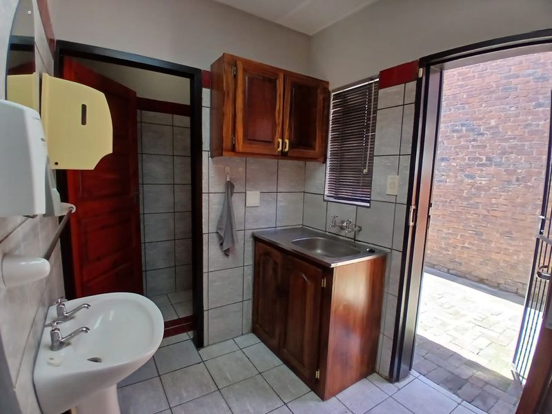 Modern, Low-Maintenance Warehouse/Workshop for Sale - Photo 10