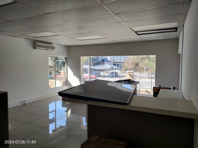 842m2 warehouse to let in Northlands Deco Park - Photo 5