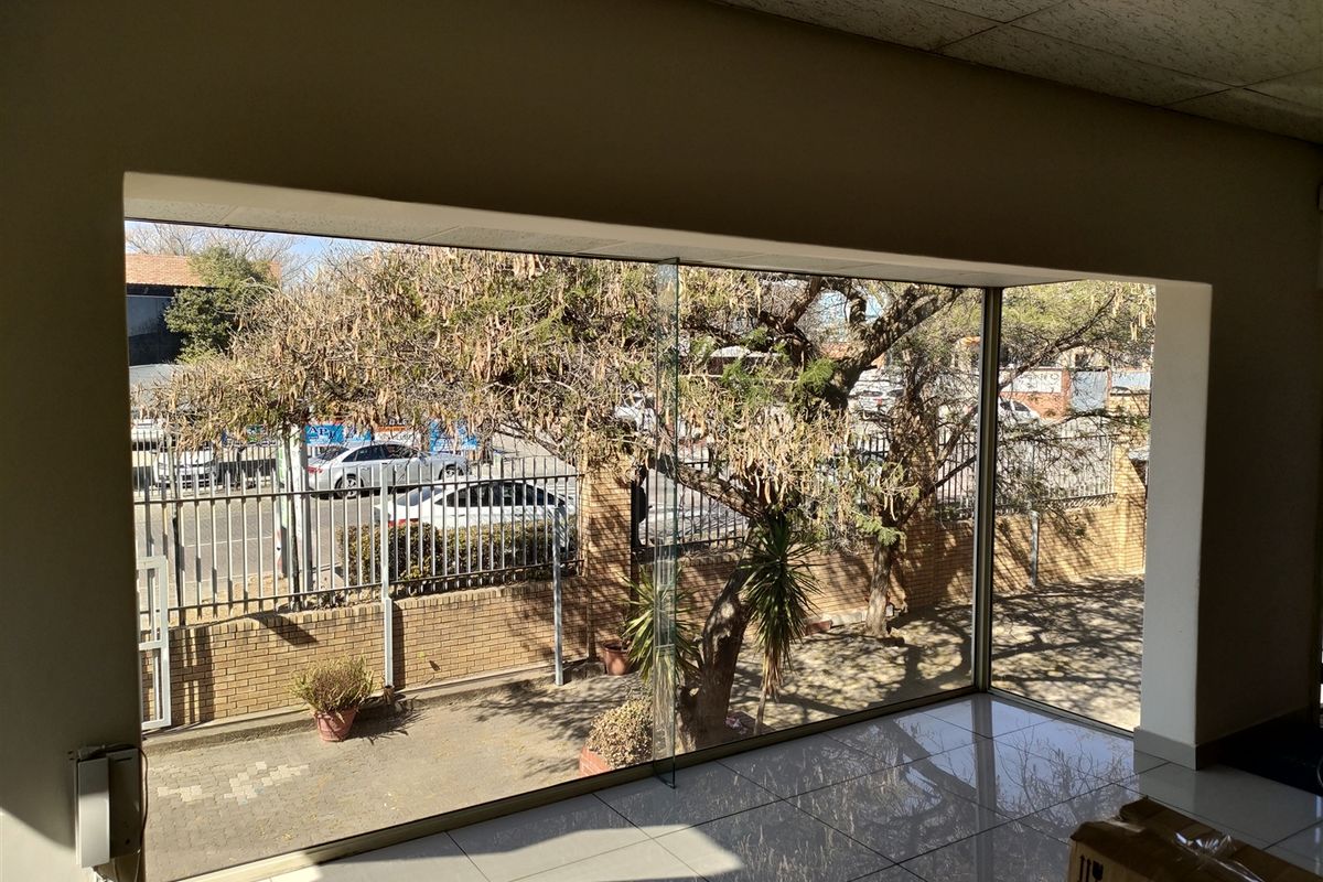842m2 warehouse to let in Northlands Deco Park - Photo 3